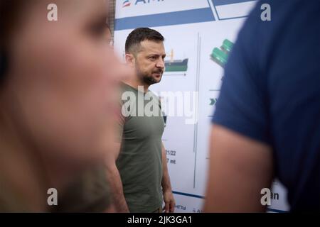 Chornomorsk, Ucraina. 29th luglio 2022. Il presidente ucraino Volodymyr Zelenskyy, centro, durante una visita al porto del commercio marittimo di Chornomorsk per osservare una nave da carico asciutta con bandiera turca caricata di grano per l'esportazione, 29 luglio 2022 a Chornomorsk, Odessa Oblast, Ucraina. La nave da carico generale con sede a Istanbul, chiamata Polarnet, è la prima nave che viene caricata nel porto dall'inizio della guerra. Credit: Ukrainian Presidential Press Office/Ukraine Presidency/Alamy Live News Foto Stock