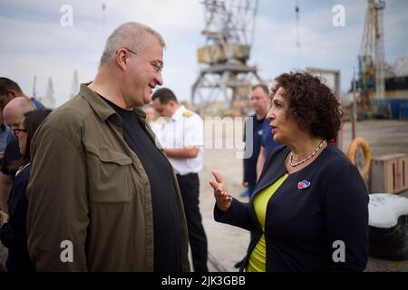 Chornomorsk, Ucraina. 29th luglio 2022. Amb. Regno Unito Melinda Simmons, a destra, chiacchiera con il vice capo dell'ufficio del presidente Andrii Sybiha, a sinistra, durante una visita al porto del commercio marittimo di Chornomorsk, 29 luglio 2022 a Chornomorsk, Odessa Oblast, Ucraina. La nave da carico con bandiera turca Polarnet, è la prima nave caricata nel porto dall'inizio della guerra. Credit: Ukrainian Presidential Press Office/Ukraine Presidency/Alamy Live News Foto Stock