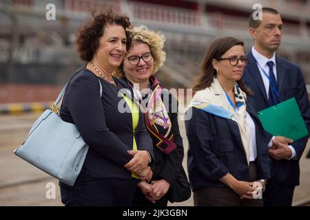 Chornomorsk, Ucraina. 29th luglio 2022. Amb. Regno Unito Melinda Simmons, a sinistra, si unisce al canadese Amb. Larisa Galadza, 2nd a destra, e altri diplomatici per vedere il grano caricato durante una visita al porto del commercio marittimo di Chornomorsk, 29 luglio 2022 a Chornomorsk, Odessa Oblast, Ucraina. La nave da carico con bandiera turca Polarnet, è la prima nave caricata nel porto dall'inizio della guerra. Credit: Ukrainian Presidential Press Office/Ukraine Presidency/Alamy Live News Foto Stock