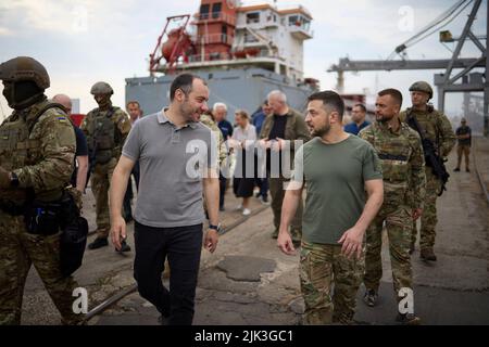 Chornomorsk, Ucraina. 29th luglio 2022. Il presidente ucraino Volodymyr Zelenskyy, a destra, cammina con il ministro delle infrastrutture Oleksandr Kubrakov, durante una visita al porto del commercio marittimo di Chornomorsk per guardare una nave da carico a secco con bandiera turca caricata di grano per l'esportazione, 29 luglio 2022 a Chornomorsk, Odessa Oblast, Ucraina. La nave da carico generale con sede a Istanbul, chiamata Polarnet, è la prima nave che viene caricata nel porto dall'inizio della guerra. Credit: Ukrainian Presidential Press Office/Ukraine Presidency/Alamy Live News Foto Stock