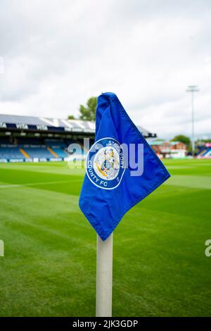 Stockport, Regno Unito. 30th luglio 2022. Stockport County Corner flag durante la partita della Sky Bet League 2 tra Stockport County e Barrow all'Edgeley Park Stadium, Stockport sabato 30th luglio 2022. (Credit: Mike Morese | MI News) durante la partita della Sky Bet League 2 tra Stockport County e Barrow all'Edgeley Park Stadium di Stockport sabato 30th luglio 2022. Foto Stock