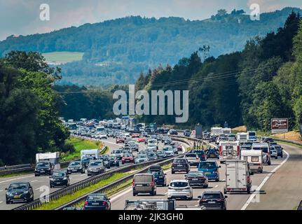 Rosenheim, Germania. 30th luglio 2022. I veicoli sono bloccati sulla superstrada A8 da Monaco a Salisburgo prima del triangolo Inntal in entrambe le direzioni. Credit: Uwe Lein/dpa/Alamy Live News Foto Stock