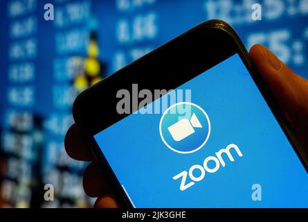 Cina. 25th luglio 2022. In questa figura, il logo Zoom della società americana di comunicazione video viene visualizzato sullo schermo di uno smartphone. (Foto di Budrul Chukrut/SOPA Images/Sipa USA) Credit: Sipa USA/Alamy Live News Foto Stock