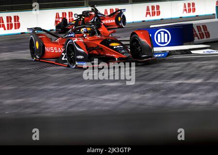 Londra, Regno Unito. 30th luglio 2022. 30th luglio 2022; circuito Excel e-Prix, Docklands, Londra, Inghilterra; ABB Formula e World Championship, gara 1: Numero 23 Nissan edams CAR guidato da Sebastien Buemi durante la Formula e di Londra prove libere 2 Credit: Action Plus Sports Images/Alamy Live News Foto Stock