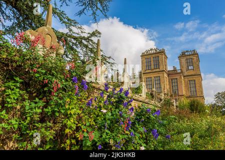Il giardino confina con Hardwick Hall, Derbyshire, Inghilterra Foto Stock