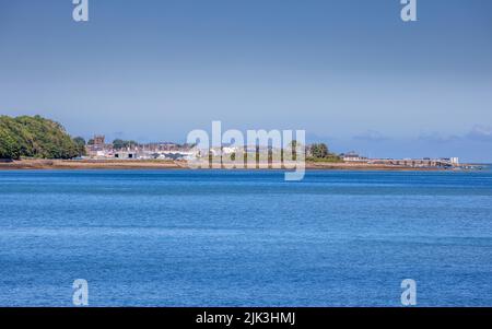 Gallows Point a Beaumaris attraverso lo stretto di Menai sull'isola di Anglesey, Galles del Nord Foto Stock