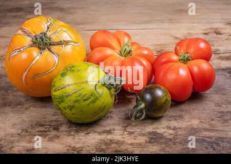 Varietà di vecchi pomodori da agricoltura biologica. Alsazia, Francia. Foto Stock