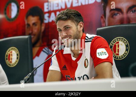 Rotterdam, Paesi Bassi . 30th luglio 2022. ROTTERDAM - Santiago Gimenez, la più recente aggiunta a Feyenoord, durante la sua presentazione nel Kuip. Lo scontrino di 21 anni proviene dal club messicano CD Cruz Azul e ha firmato un contratto a De Kuip fino alla metà del 2026. ANP BART STOUTJESDIJK Credit: ANP/Alamy Live News Foto Stock