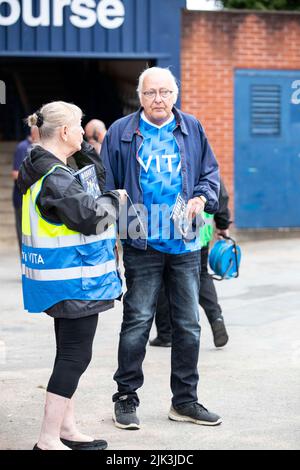 Stockport, Regno Unito. 30th luglio 2022. I fan della Stockport County prima della partita della Sky Bet League 2 tra la Stockport County e Barrow all'Edgeley Park Stadium di Stockport sabato 30th luglio 2022. (Credit: Mike Morese | MI News) durante la partita della Sky Bet League 2 tra Stockport County e Barrow all'Edgeley Park Stadium di Stockport sabato 30th luglio 2022. Foto Stock