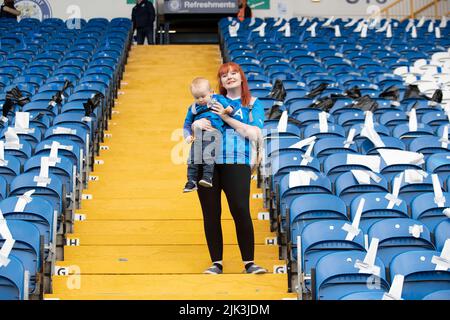 Stockport, Regno Unito. 30th luglio 2022. I fan della Stockport County prima della partita della Sky Bet League 2 tra la Stockport County e Barrow all'Edgeley Park Stadium di Stockport sabato 30th luglio 2022. (Credit: Mike Morese | MI News) durante la partita della Sky Bet League 2 tra Stockport County e Barrow all'Edgeley Park Stadium di Stockport sabato 30th luglio 2022. Foto Stock