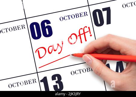 6th ottobre. Scrivere a mano il testo GIORNO OFF e disegnare una linea sulla data di calendario 6 ottobre. Concetto di pianificazione delle vacanze. Mese autunnale, giorno dell'anno Foto Stock