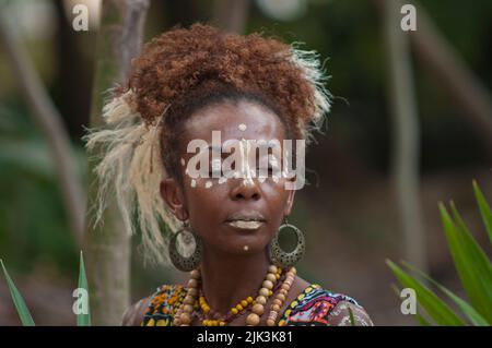 Primo piano di una giovane donna indigena brasiliana durante un evento tribale nella foresta pluviale Foto Stock
