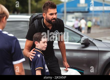 Bartosz Bialkowski, portiere di Millwall, scatta foto con un giovane fan prima della partita del campionato Sky Bet al The Den, Londra, di Milwall F.C vs Stoke City F.C. Data foto: Sabato 30 luglio 2022. Foto Stock