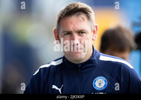Stockport, Regno Unito. 30th luglio 2022. Stockport County Manager Dave Challinor durante la partita della Sky Bet League 2 tra Stockport County e Barrow all'Edgeley Park Stadium di Stockport sabato 30th luglio 2022. (Credit: Mike Morese | MI News) durante la partita della Sky Bet League 2 tra Stockport County e Barrow all'Edgeley Park Stadium di Stockport sabato 30th luglio 2022. Foto Stock