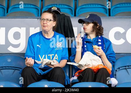 Stockport, Regno Unito. 30th luglio 2022. I tifosi della Stockport County durante la partita della Sky Bet League 2 tra la Stockport County e Barrow all'Edgeley Park Stadium di Stockport sabato 30th luglio 2022. (Credit: Mike Morese | MI News) durante la partita della Sky Bet League 2 tra Stockport County e Barrow all'Edgeley Park Stadium di Stockport sabato 30th luglio 2022. Foto Stock