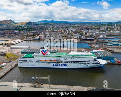 Leith, Scozia, Regno Unito. 30th luglio 2022. Vista del traghetto estone MS Victoria ormeggiato in un molo a Leith, Edimburgo. Il traghetto è stato acquistato per ospitare temporaneamente i rifugiati ucraini che sono arrivati in Scozia. I primi rifugiati si sono già spostati nelle cabine a bordo. Iain Masterton/Alamy Live News Foto Stock