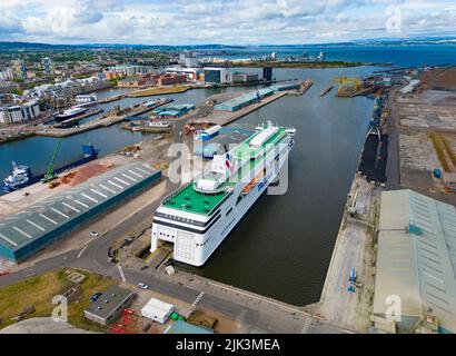 Leith, Scozia, Regno Unito. 30th luglio 2022. Vista del traghetto estone MS Victoria ormeggiato in un molo a Leith, Edimburgo. Il traghetto è stato acquistato per ospitare temporaneamente i rifugiati ucraini che sono arrivati in Scozia. I primi rifugiati si sono già spostati nelle cabine a bordo. Iain Masterton/Alamy Live News Foto Stock