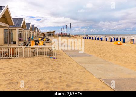 Atmosfera estiva lungo la costa del Mare del Nord: Chalet e cabine a Katwijk, Olanda del Sud, Paesi Bassi. Foto Stock