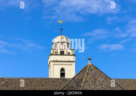 Primo piano della torre di chiusura con la paletta meteo di Andreaskerk (Chiesa di Andrew), un famoso punto di riferimento a Katwijk aan Zee, nell'Olanda del Sud, nei Paesi Bassi. Foto Stock