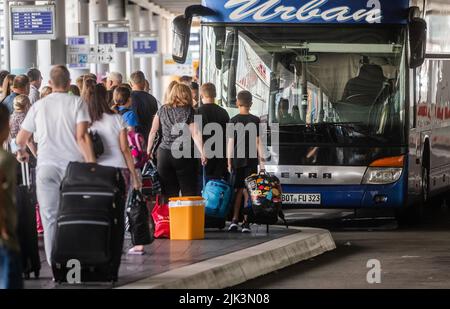 Stoccarda, Germania. 30th luglio 2022. I passeggeri aspettano il loro autobus a lunga distanza al busterminal dell'aeroporto di Stoccarda (SAB). Il primo fine settimana di vacanza è stato occupato a Baden-Württemberg negli aeroporti, sulle strade, e nelle stazioni ferroviarie e degli autobus a lunga distanza. Credit: Christoph Schmidt/dpa/Alamy Live News Foto Stock