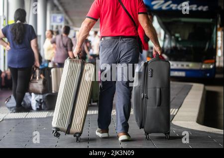 Stoccarda, Germania. 30th luglio 2022. I passeggeri aspettano il loro autobus a lunga distanza al busterminal dell'aeroporto di Stoccarda (SAB). Il primo fine settimana di vacanza è stato occupato a Baden-Württemberg negli aeroporti, sulle strade, e nelle stazioni ferroviarie e degli autobus a lunga distanza. Credit: Christoph Schmidt/dpa/Alamy Live News Foto Stock