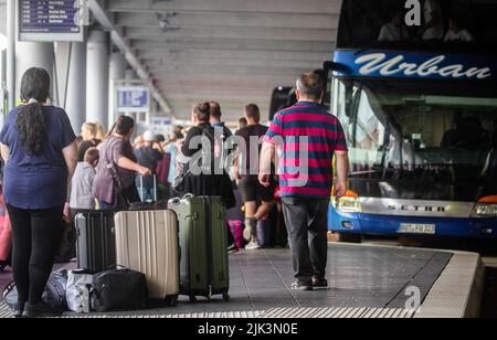 Stoccarda, Germania. 30th luglio 2022. I passeggeri aspettano il loro autobus a lunga distanza al busterminal dell'aeroporto di Stoccarda (SAB). Il primo fine settimana di vacanza è stato occupato a Baden-Württemberg negli aeroporti, sulle strade, e nelle stazioni ferroviarie e degli autobus a lunga distanza. Credit: Christoph Schmidt/dpa/Alamy Live News Foto Stock