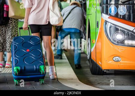 Stoccarda, Germania. 30th luglio 2022. I passeggeri aspettano il loro autobus a lunga distanza al busterminal dell'aeroporto di Stoccarda (SAB). Il primo fine settimana di vacanza è stato occupato a Baden-Württemberg negli aeroporti, sulle strade, e nelle stazioni ferroviarie e degli autobus a lunga distanza. Credit: Christoph Schmidt/dpa/Alamy Live News Foto Stock