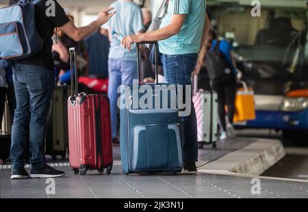 Stoccarda, Germania. 30th luglio 2022. I passeggeri aspettano il loro autobus a lunga distanza al busterminal dell'aeroporto di Stoccarda (SAB). Il primo fine settimana di vacanza è stato occupato a Baden-Württemberg negli aeroporti, sulle strade, e nelle stazioni ferroviarie e degli autobus a lunga distanza. Credit: Christoph Schmidt/dpa/Alamy Live News Foto Stock