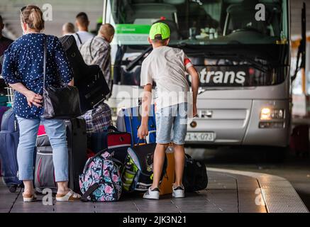 Stoccarda, Germania. 30th luglio 2022. I passeggeri aspettano il loro autobus a lunga distanza al busterminal dell'aeroporto di Stoccarda (SAB). Il primo fine settimana di vacanza è stato occupato a Baden-Württemberg negli aeroporti, sulle strade, e nelle stazioni ferroviarie e degli autobus a lunga distanza. Credit: Christoph Schmidt/dpa/Alamy Live News Foto Stock