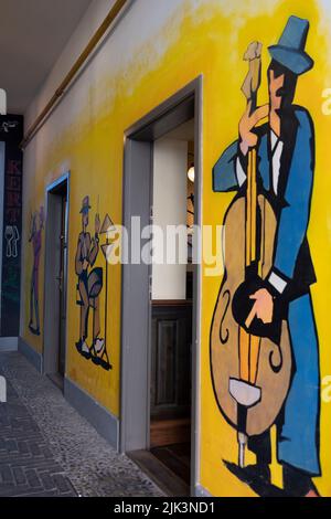 Murales di musicisti in una strada a Budapest, Ungheria Foto Stock