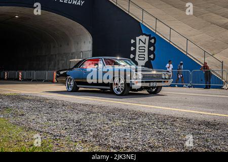 Lebanon, TN - 14 maggio 2022: Vista angolare anteriore di una Chevrolet Chevelle SS 396 Coupé 1967 che lascia una mostra di auto locale. Foto Stock