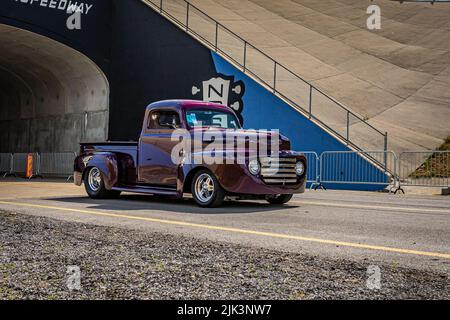 Lebanon, TN - 14 maggio 2022: Vista angolare anteriore di un autocarro 1950 Ford F1 personalizzato che lascia una mostra di auto locale. Foto Stock