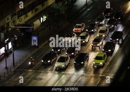 Bucarest, Romania - 30 luglio 2022: Le auto attendono a un semaforo rosso di notte sul viale Magheru di Bucarest. Foto Stock