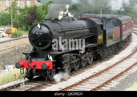 Treno passeggeri WD 90733 sulla ferrovia Keighley e Worth Valley Foto Stock