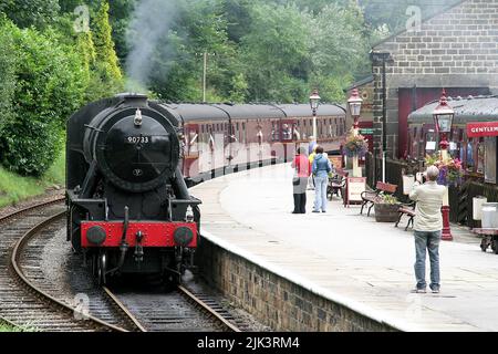 Treno passeggeri WD 90733 sulla ferrovia Keighley e Worth Valley Foto Stock