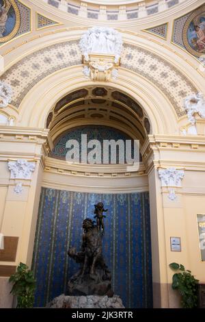 Dettagli del soffitto all'interno di uno dei bagni termali più conosciuti in Ungheria, bagno termale Széchenyi Foto Stock