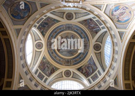 Dettagli del soffitto all'interno di uno dei bagni termali più conosciuti in Ungheria, bagno termale Széchenyi Foto Stock