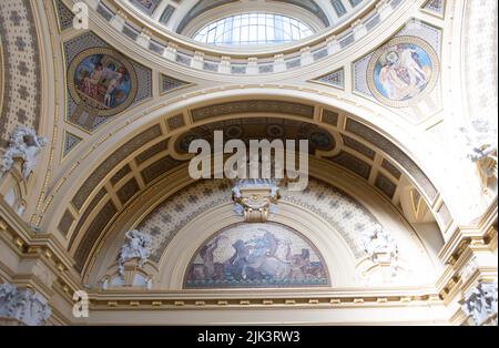 Dettagli del soffitto all'interno di uno dei bagni termali più conosciuti in Ungheria, bagno termale Széchenyi Foto Stock