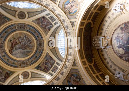 Dettagli del soffitto all'interno di uno dei bagni termali più conosciuti in Ungheria, bagno termale Széchenyi Foto Stock