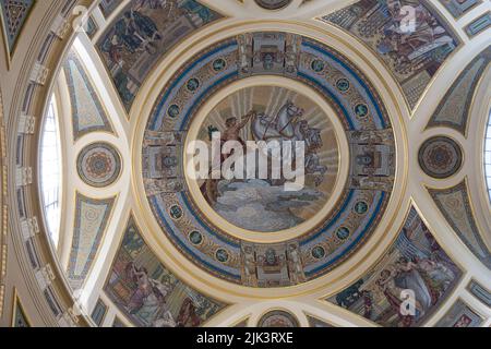 Dettagli del soffitto all'interno di uno dei bagni termali più conosciuti in Ungheria, bagno termale Széchenyi Foto Stock