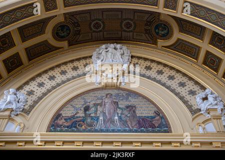 Dettagli del soffitto all'interno di uno dei bagni termali più conosciuti in Ungheria, bagno termale Széchenyi Foto Stock