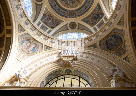 Dettagli del soffitto all'interno di uno dei bagni termali più conosciuti in Ungheria, bagno termale Széchenyi Foto Stock