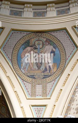 Dettagli del soffitto all'interno di uno dei bagni termali più conosciuti in Ungheria, bagno termale Széchenyi Foto Stock
