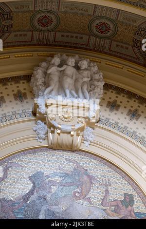 Dettagli del soffitto all'interno di uno dei bagni termali più conosciuti in Ungheria, bagno termale Széchenyi Foto Stock