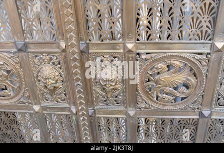 Dettagli del soffitto all'interno di uno dei bagni termali più conosciuti in Ungheria, bagno termale Széchenyi Foto Stock