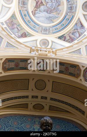 Dettagli del soffitto all'interno di uno dei bagni termali più conosciuti in Ungheria, bagno termale Széchenyi Foto Stock