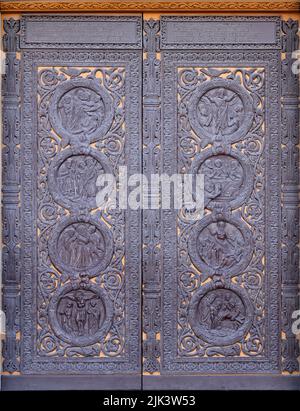 Porta di bronzo all'ingresso del portale centrale, Basilica di Saint Denis vicino a Parigi in Francia Foto Stock