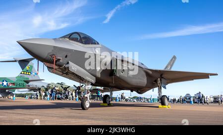 Lockheed Martin F-35A Lightning II del 495th Fighter Squadron "The Valkyries" in mostra al RIAT 2022 festeggiando il 75th anno della USAF Foto Stock