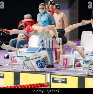 Birmingham, Regno Unito. Birmingham, Regno Unito. 30th luglio 2022. 29th luglio 2022; Sandwell Aquatic Center, Birmingham, Midlands, Inghilterra: Giorno 2 dei 2022 Giochi del Commonwealth: Edward Mildred (ENG) si tuffa dal blocco di partenza per la sua gamba di calore 2 in The Men&#x2019;s 4x100m Freestyle Relay Credit: Action Plus Sports Images/Alamy Live News Credit: Action Plus Sports Images/Alamy Live News Foto Stock