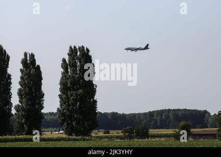 Zaventem, Brabante fiammingo, Belgio. 29th luglio 2022. Un aereo vola prima di atterrare all'aeroporto di Zaventem a Zaventem, in Belgio, venerdì 29 luglio 2022. (Credit Image: © Valeria Mongelli/ZUMA Press Wire) Credit: ZUMA Press, Inc./Alamy Live News Foto Stock